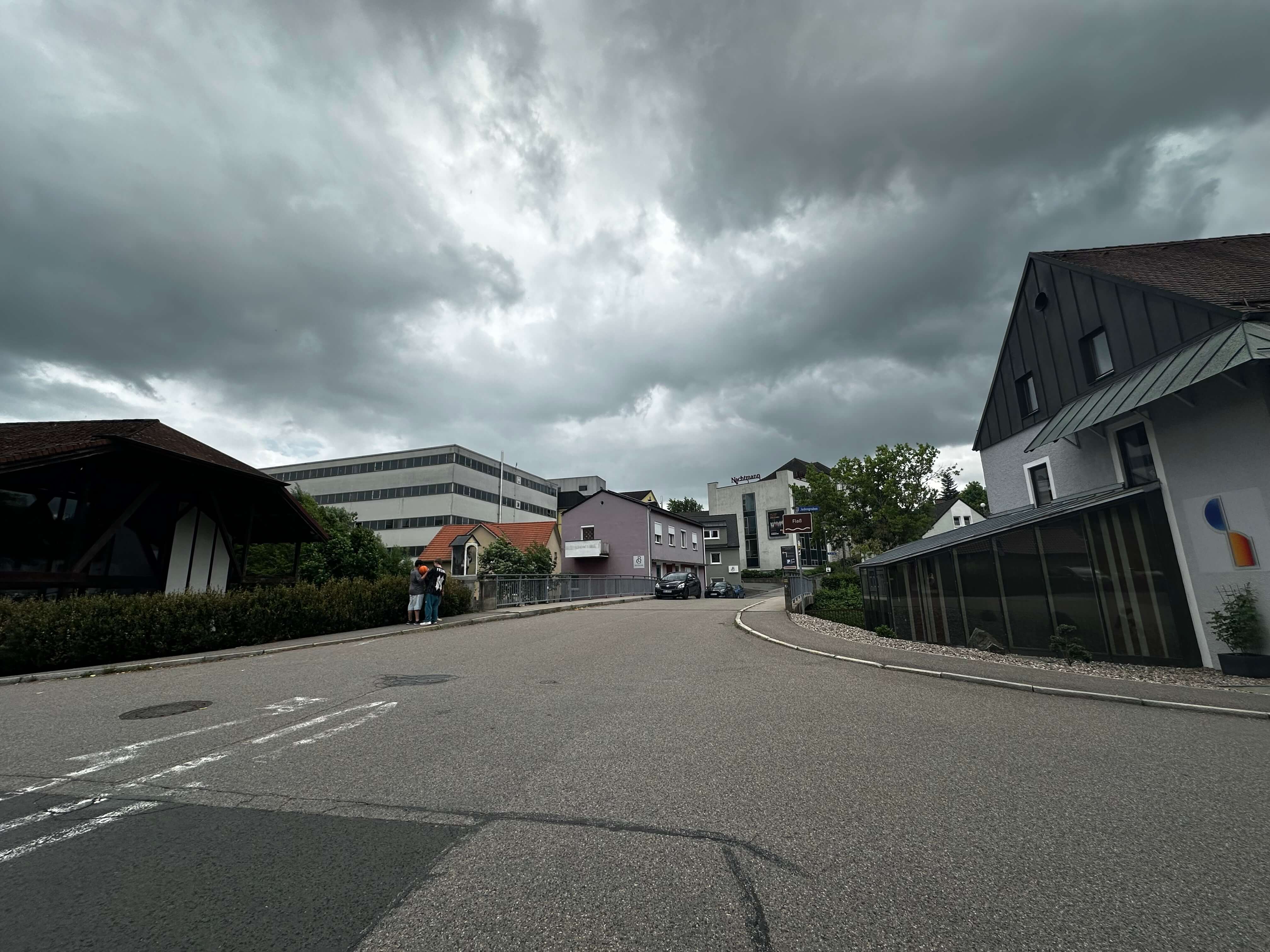 Blick in die Bräuhausstraße und Brücke.
